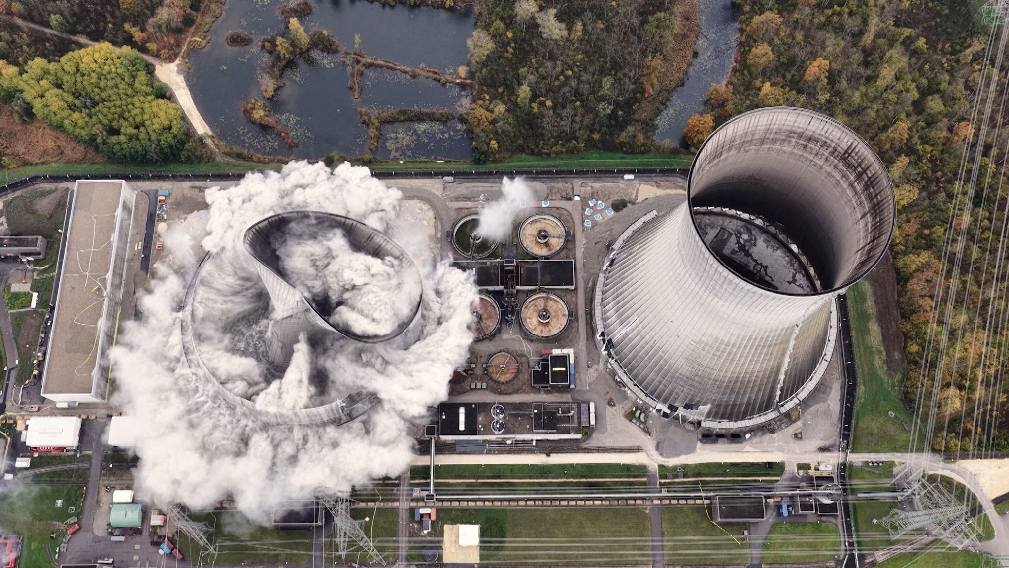 Blick aus der Vogelperspektive auf die Sprengung eines der beiden Kühltürme. | Bild: BR Blick aus der Vogelperspektive auf die Sprengung eines der beiden Kühltürme.