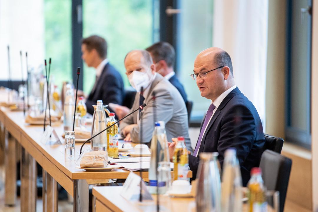 nach tarifabschluss auch bayerns beamte bekommen mehr geld br24