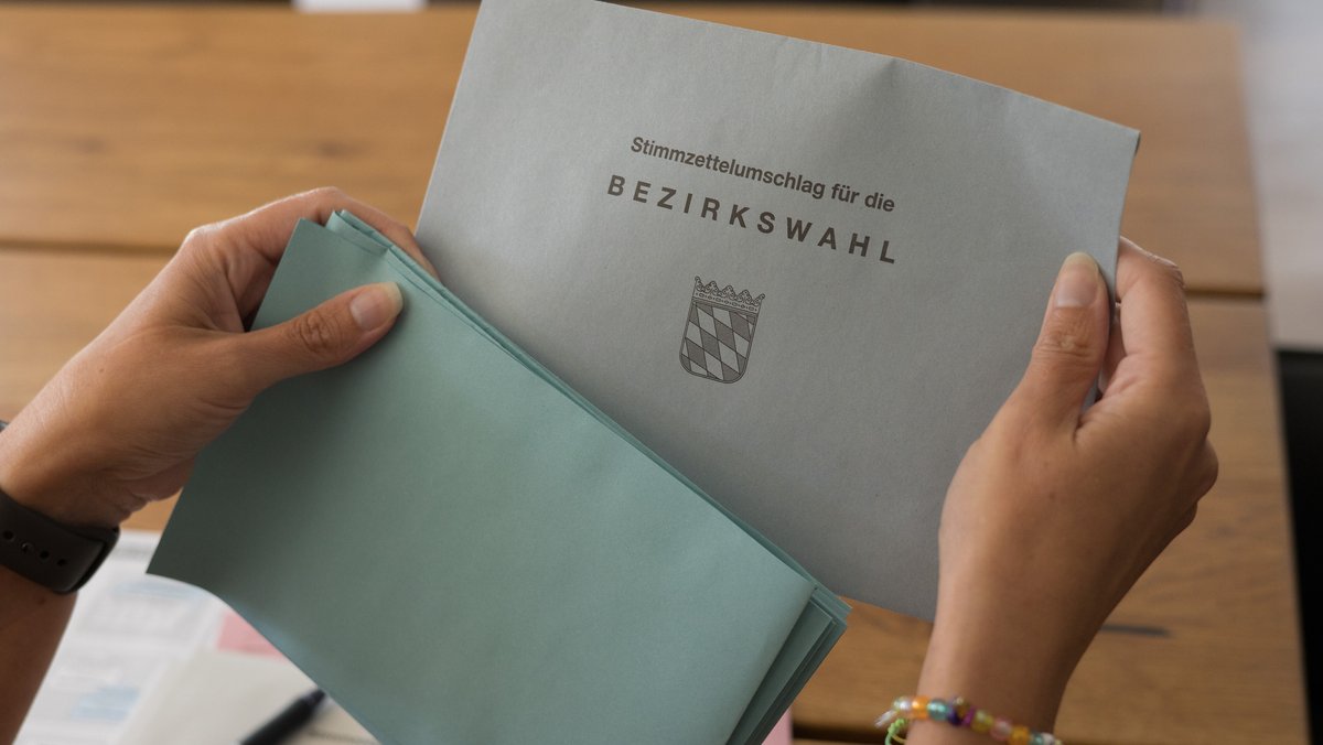 Die blauen Stimmzettel der Bezirkswahlen in Bayern. 