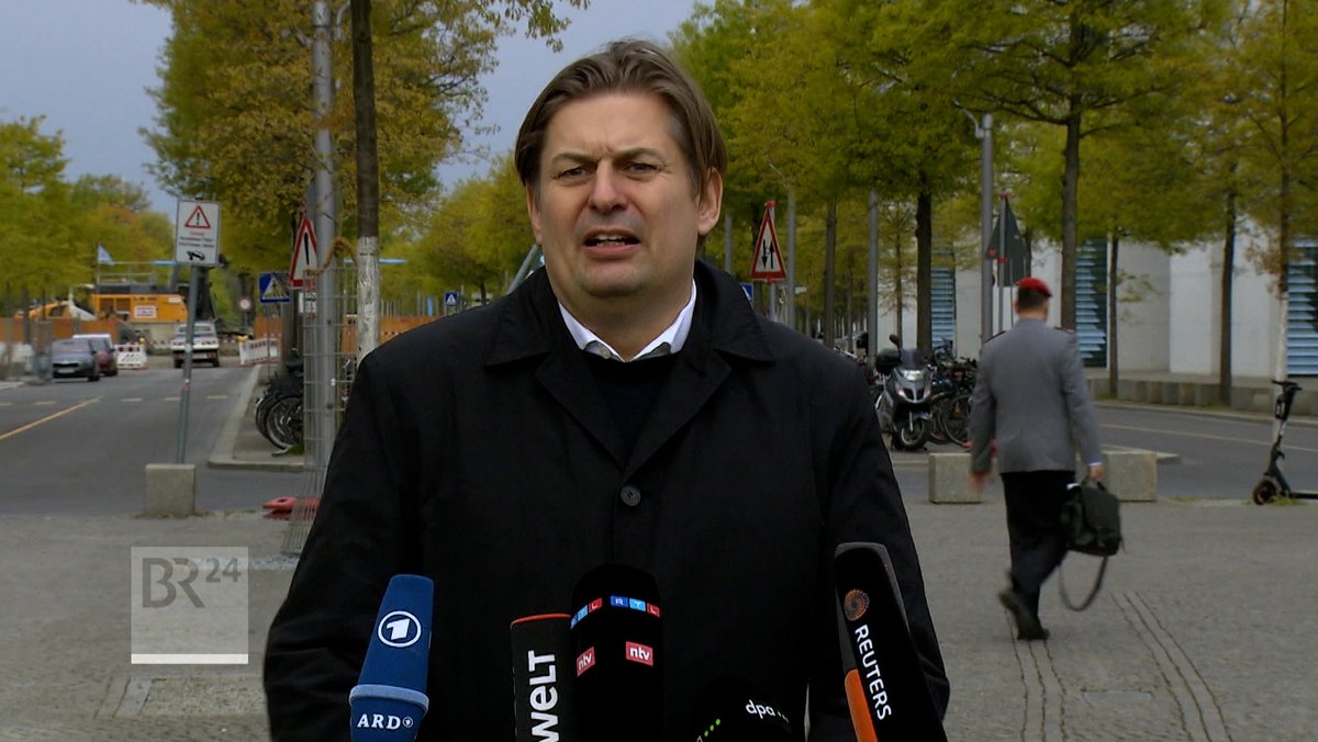 Der AfD-Europaabgeordnete Maximilian Krah bleibt trotz Spionagevorwürfen gegen einen seiner Mitarbeiter Spitzenkandidat der AfD für die Europawahl.