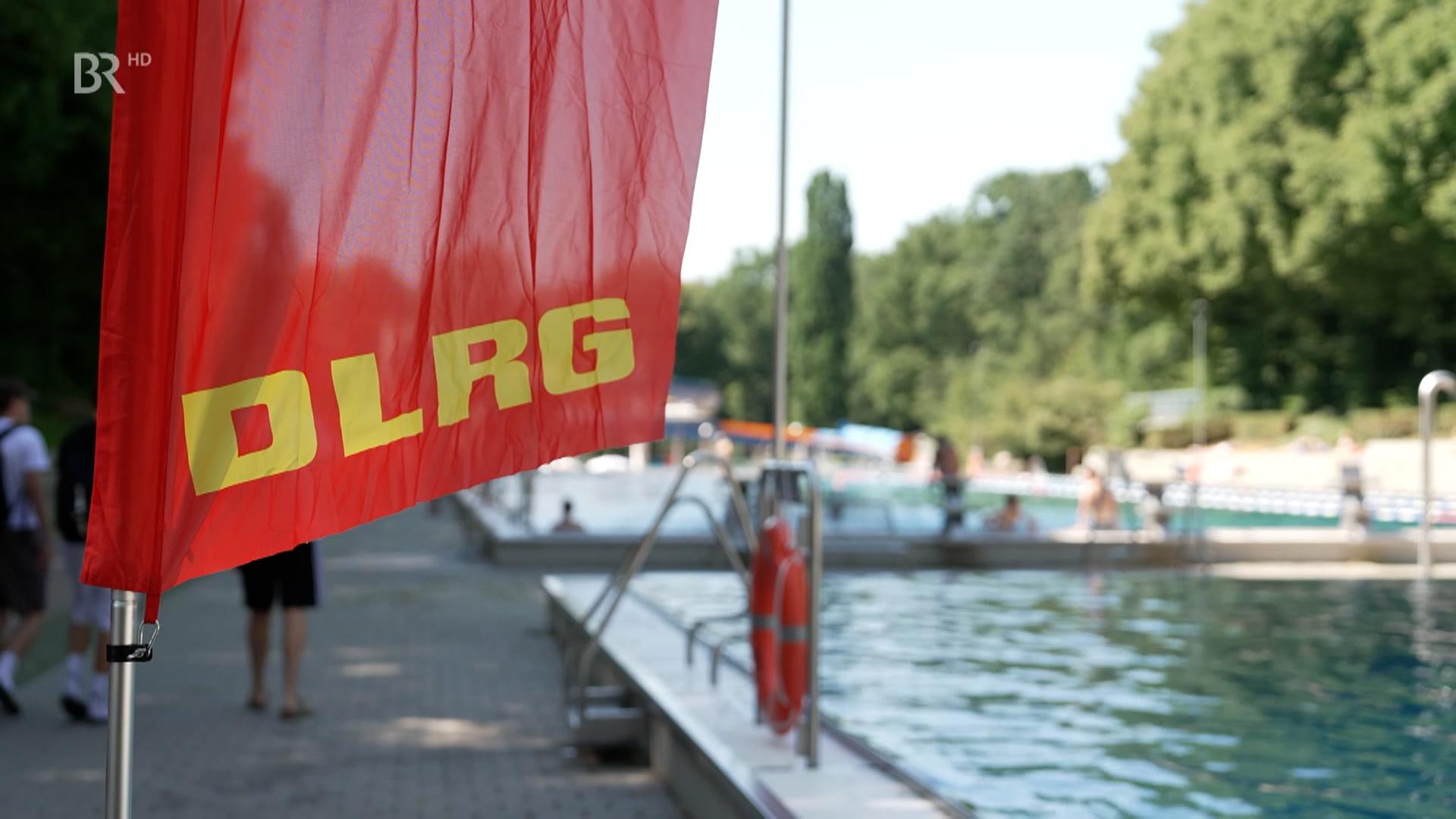 Fahne der DLRG im Stadionbad.
