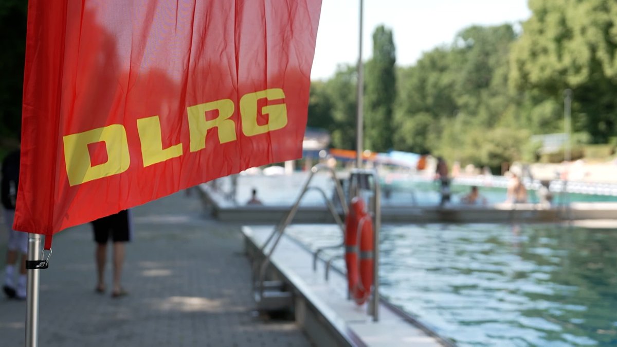 Fahne der DLRG im Stadionbad.