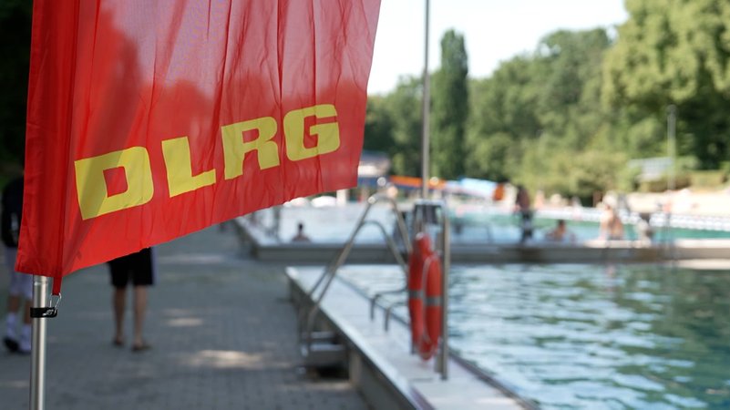 Fahne der DLRG im Stadionbad. | Bild: BR Fahne der DLRG im Stadionbad.