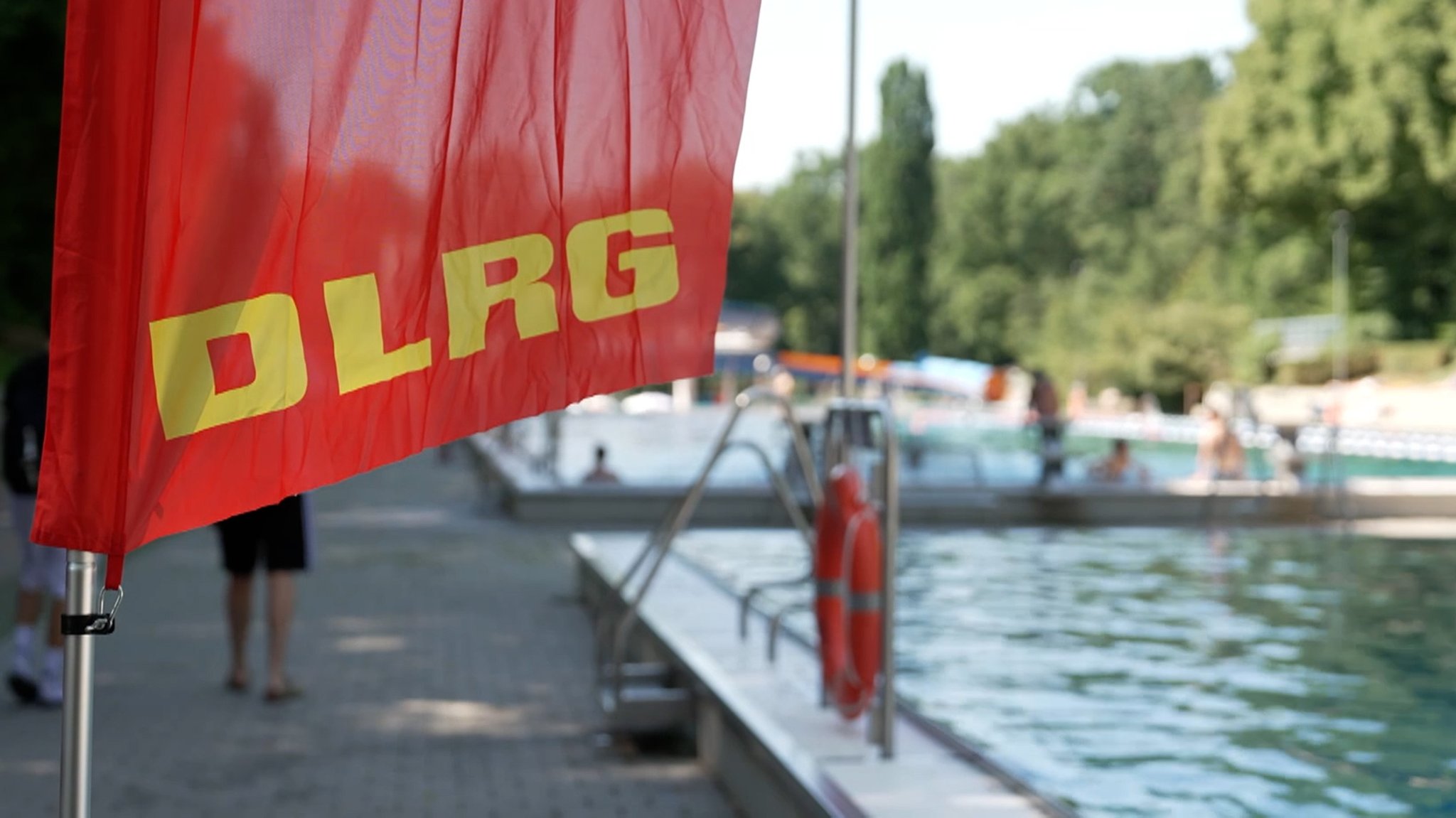 Helfen ist keine Altersfrage: DLRG coacht Kinder im Schwimmbad