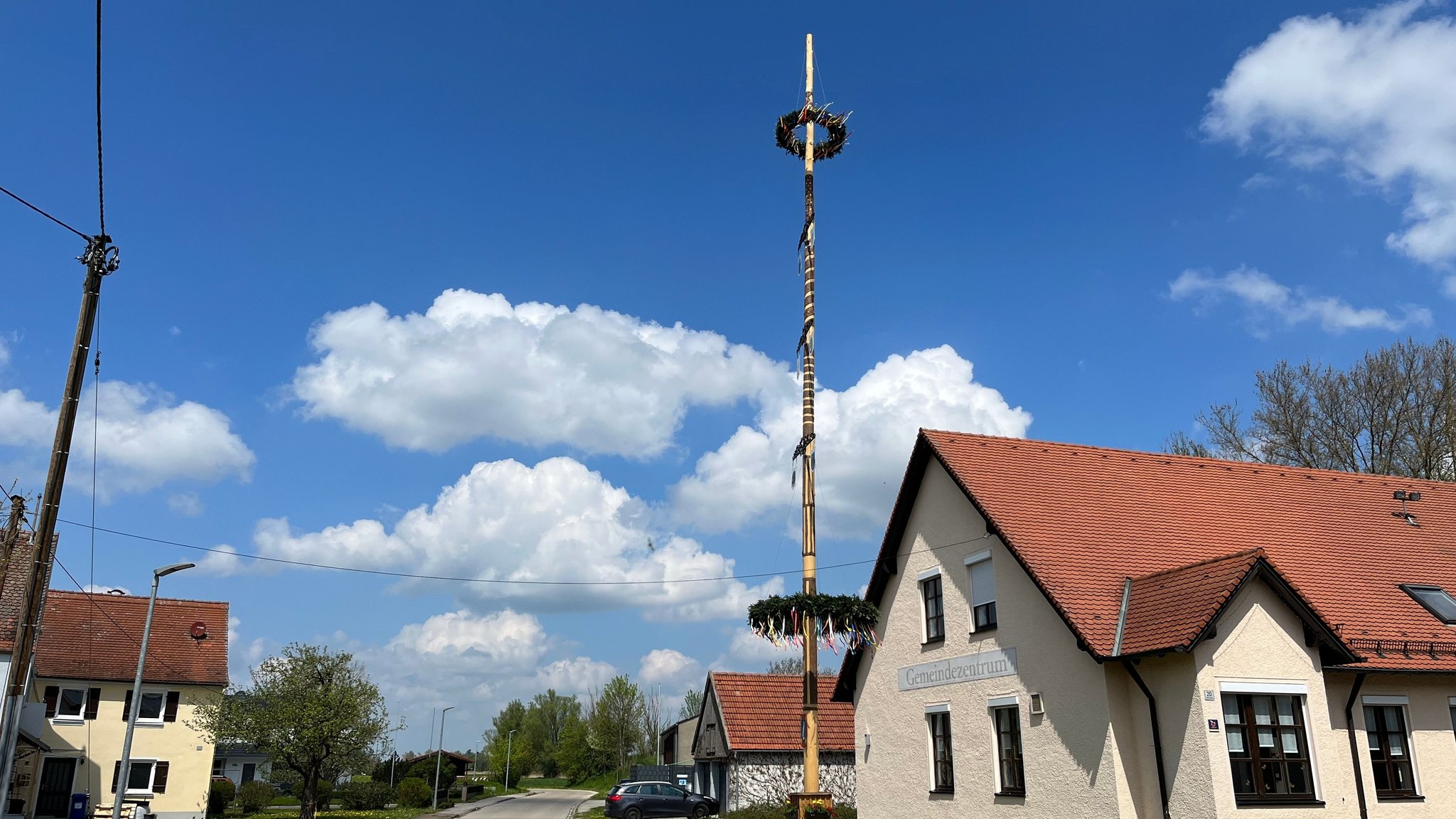 Der zuvor umgestürzte Maibaum in Fessenheim – jetzt ohne Spitze.