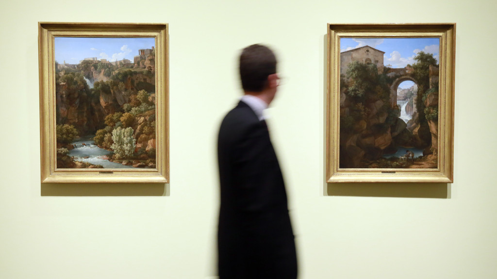 Ein Besucher betrachtet in der Ausstellung "Johann Christian Reinhart - Ein deutscher Maler in Rom" in der Hamburger Kunsthalle das Bild "Tivoli mit dem Ponte die San Rocco" . Links hängt das Bild " Tivoli mit dem Vestatempel und der Cascata". 
