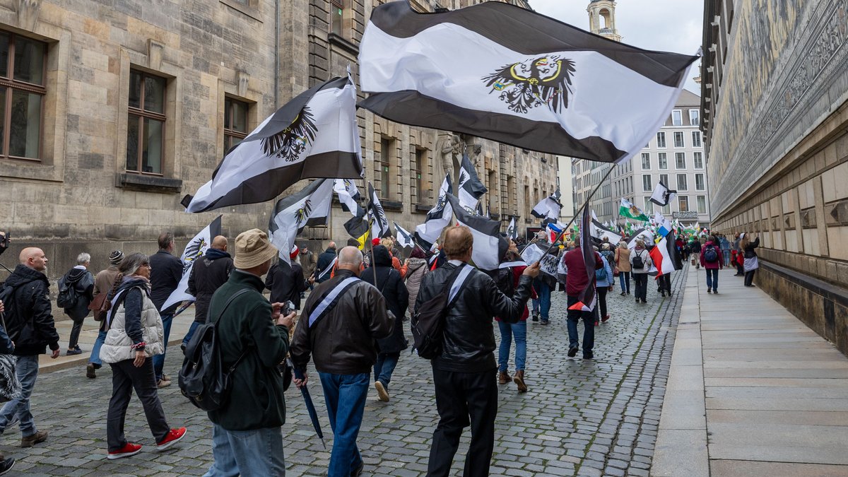 Demonstration mit Flaggen des Königreichs Preußen.