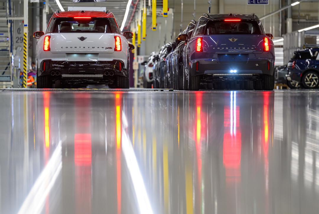 Neufahrzeuge parken am Ende der Produktion im BMW-Werk Leipzig.