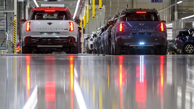 Neufahrzeuge parken am Ende der Produktion im BMW-Werk Leipzig. | Bild: dpa-Bildfunk/Hendrik Schmidt Neufahrzeuge parken am Ende der Produktion im BMW-Werk Leipzig.