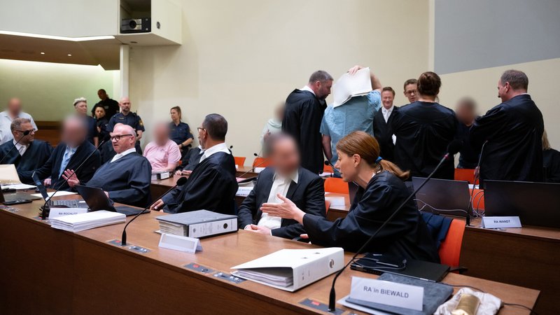 Die wegen Mitgliedschaft in einer terroristischen Vereinigung und die Vorbereitung eines sogenannten hochverräterischen Unternehmens angeklagten Personen sitzen zusammen mit ihren Anwälten im Oberlandesgericht | Bild: picture alliance/dpa | Sven Hoppe Die wegen Mitgliedschaft in einer terroristischen Vereinigung und die Vorbereitung eines sogenannten hochverräterischen Unternehmens angeklagten Personen sitzen zusammen mit ihren Anwälten im Oberlandesgericht