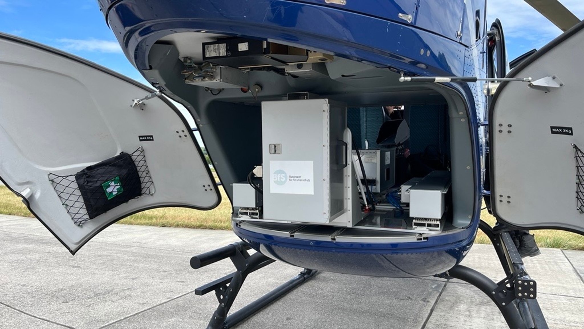 Ein Hubschrauber mit geöffnetem Heck. Messtechnik ist zu sehen. | Bild: BR/ Rupert Waldmüller Ein Hubschrauber mit geöffnetem Heck. Messtechnik ist zu sehen.