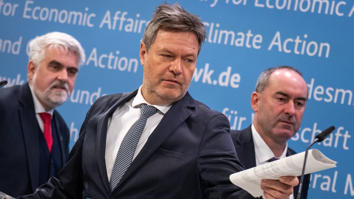 Bundeswirtschaftsminister Habeck (m.), Hubert Aiwanger, Wirtschaftsminister in Bayern (r.), und Armin Willingmann, Wirtschaftssminister Sachsens