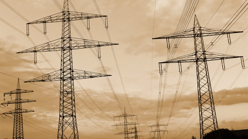 Überlandleitungen vor düsterem Himmel. | Bild: colourbox.com/#262486 Überlandleitungen vor düsterem Himmel.