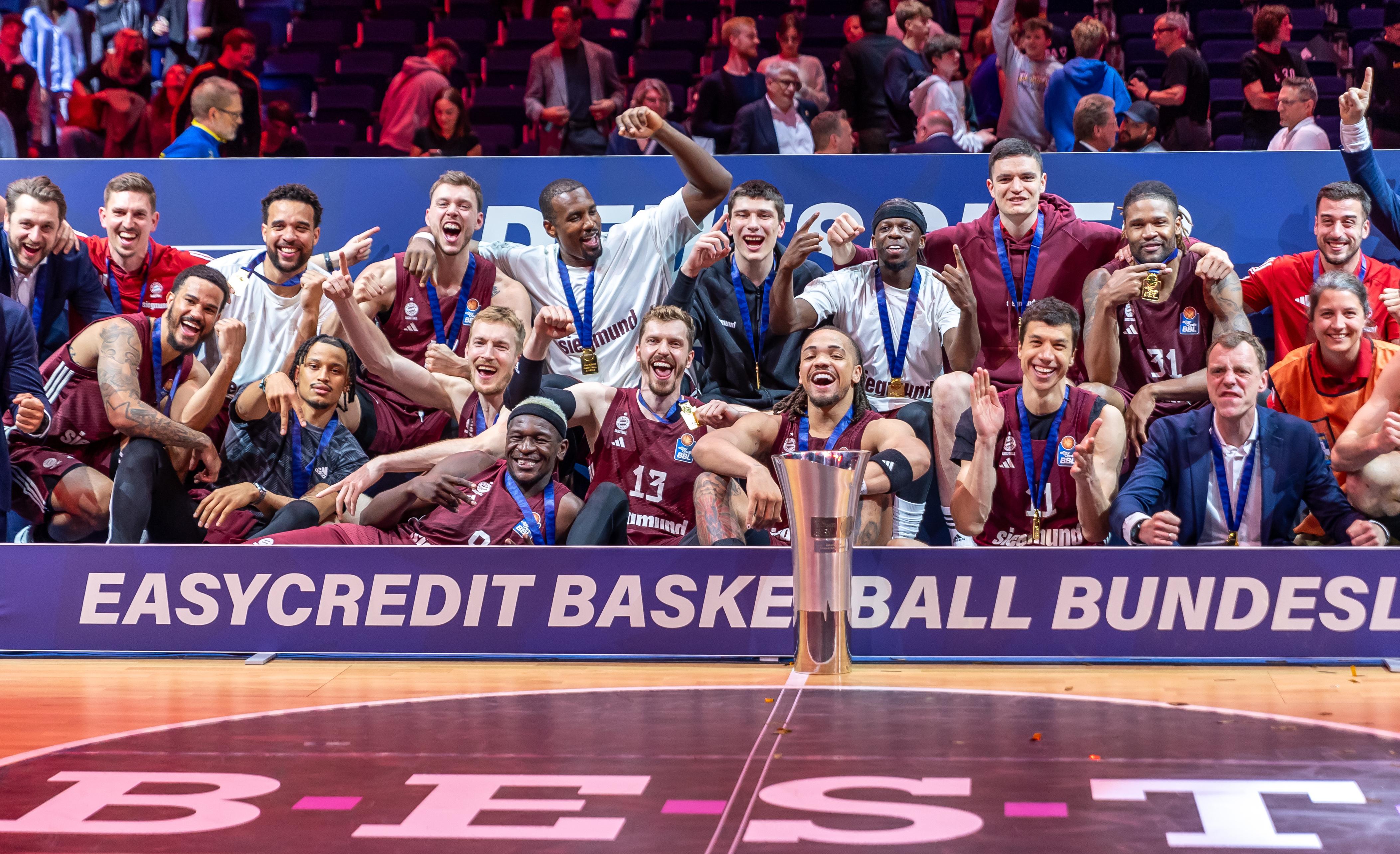 Die FC Bayern Basketballer feiern den Titel