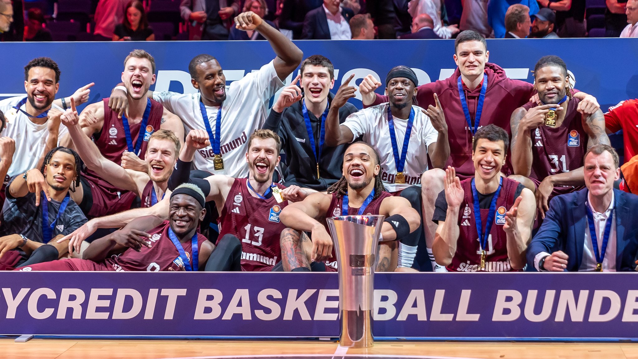 Die FC Bayern Basketballer feiern den Titel