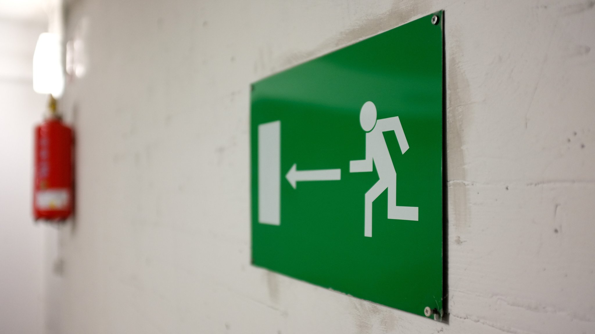 Das grüne Schild weist den Weg zum Notausgang, | Bild: picture alliance / Markus C. Hurek | Markus C. Hurek Das grüne Schild weist den Weg zum Notausgang,