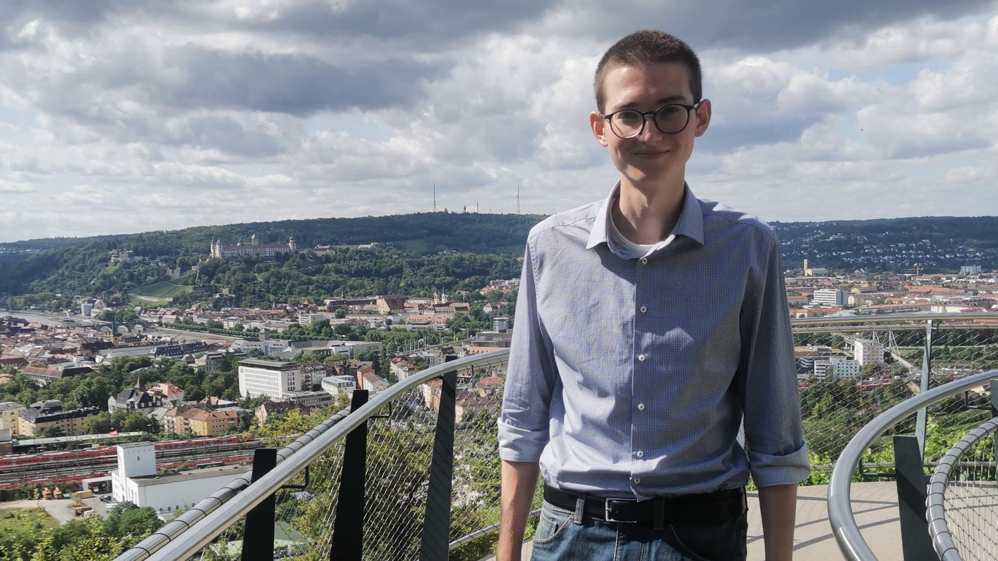 Kevin Lick beim Treffen mit unserem Reporter an einem Aussichtspunkt oberhalb von Würzburg.