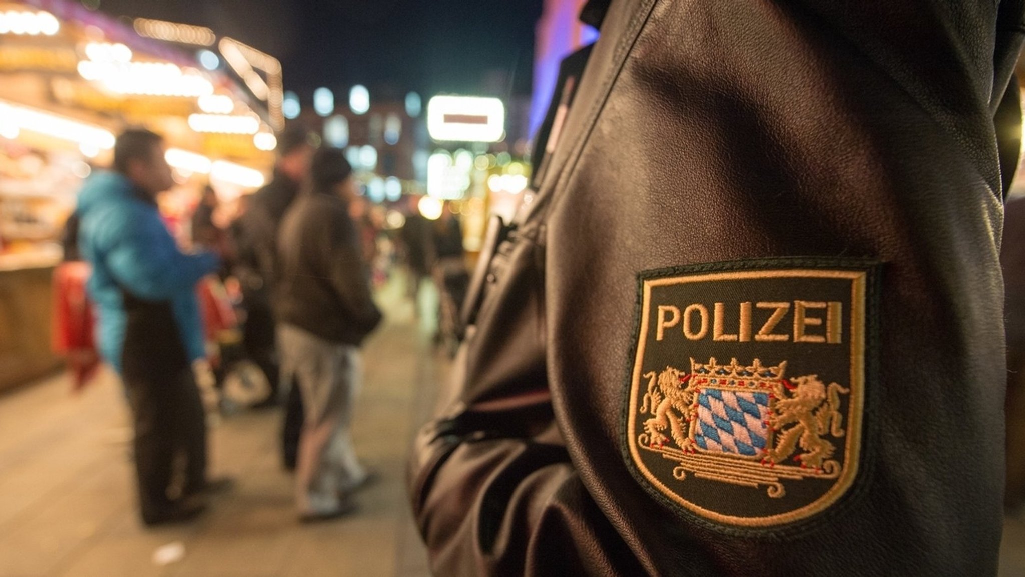 Symbolbild: Polizist auf Weihnachtsmarkt