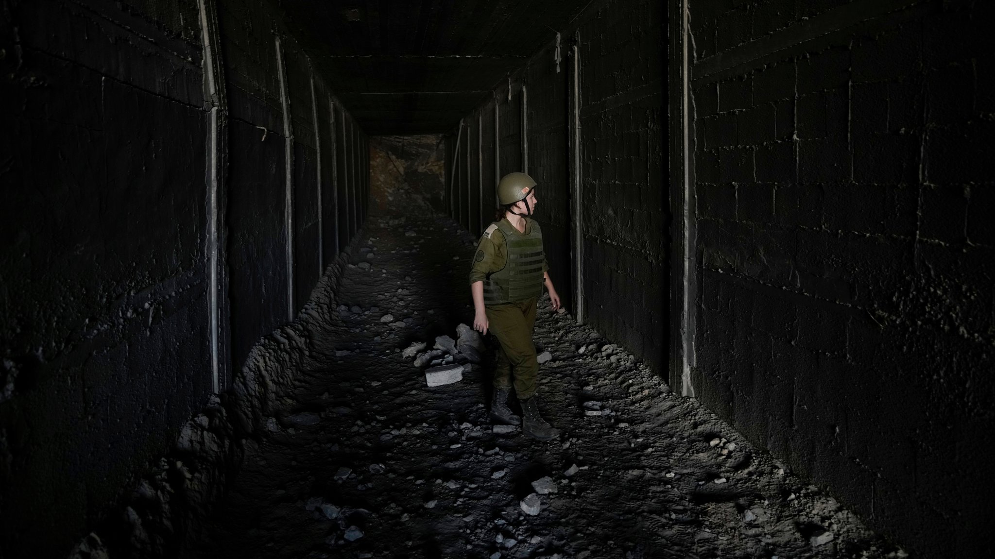 Ein israelischer Soldat geht in einem Tunnel der Hamas im Gaza-Streifen