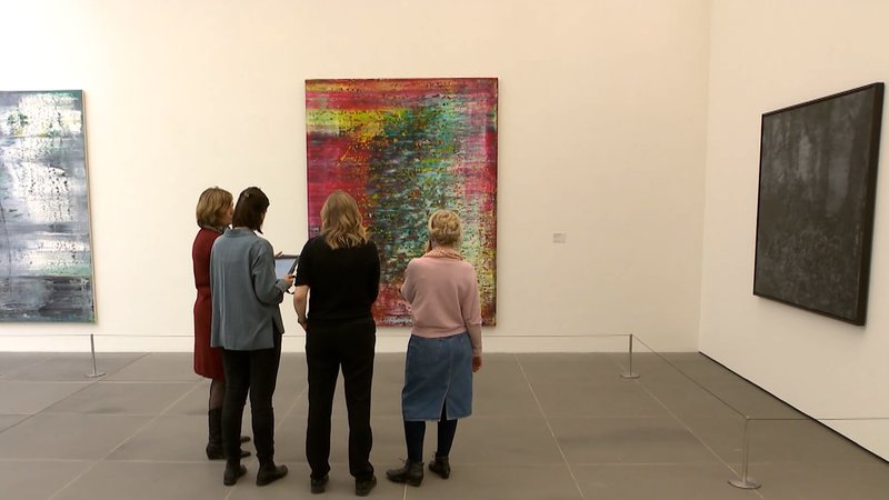 Frauen schauen sich Bilder in der Gerhard Richter Kunstausstellung Nürnberg an.