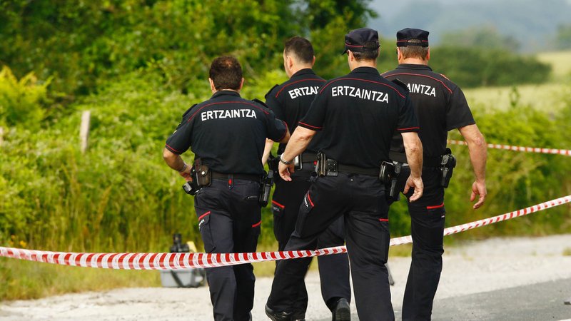 Polizisten steigen am Fundort der Leiche von Sophia Lösche, nahe der Autobahn bei Asparrena, über eine Absperrung. In Nordspanien wurde am eine Frauenleiche gefunden. 