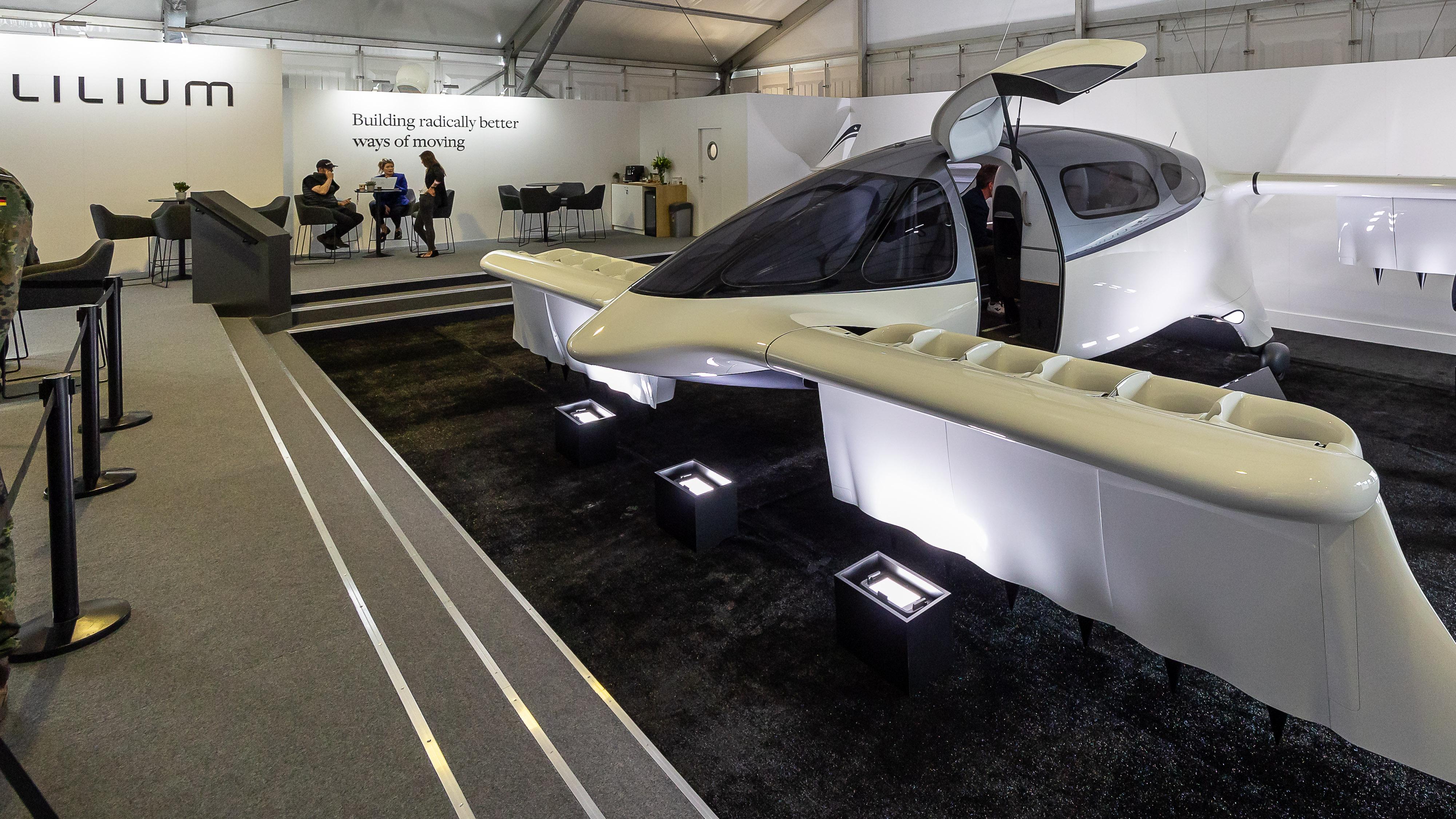 Ein Flugtaxi des Unternehmens Lilium, ausgestellt auf der ILA-Messe 2024. 