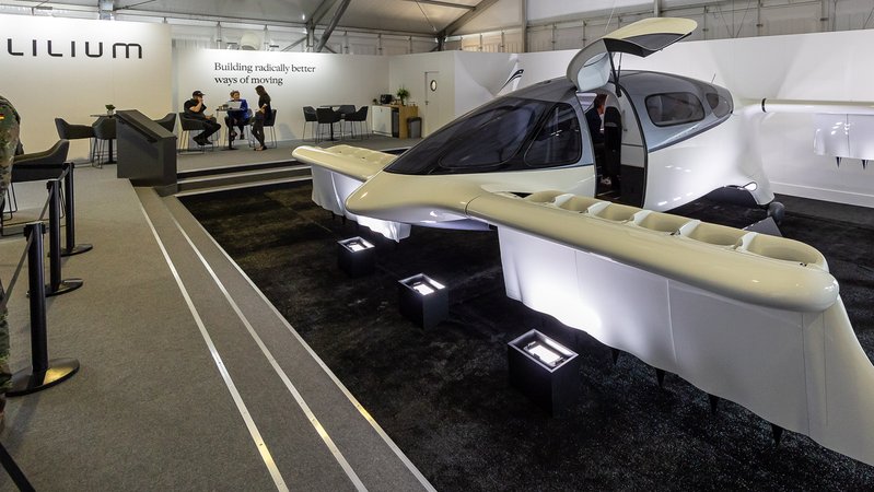 Ein Flugtaxi des Unternehmens Lilium, ausgestellt auf der ILA-Messe 2024. | Bild: picture alliance / Eibner-Pressefoto | Eibner-Pressefoto/Ardan Fuessman Ein Flugtaxi des Unternehmens Lilium, ausgestellt auf der ILA-Messe 2024.