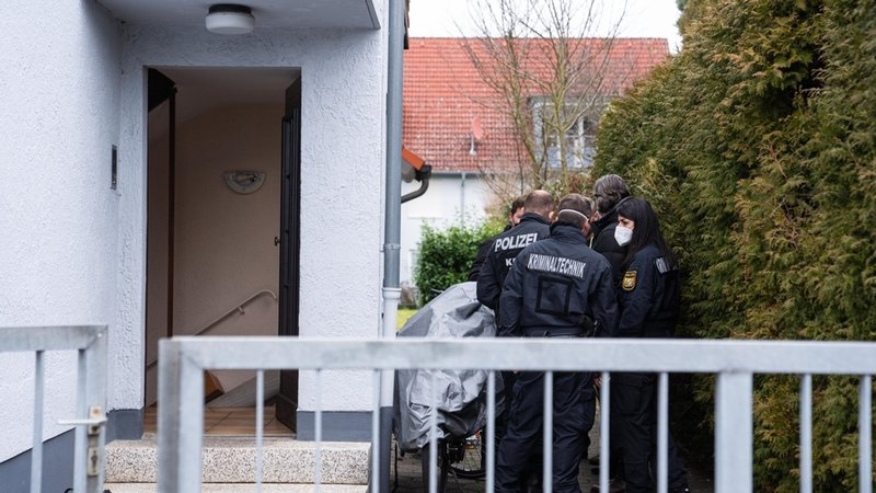 Polizisten am Haus in Dettingen, wo am Montag zwei Kinder tot aufgefunden wurden.