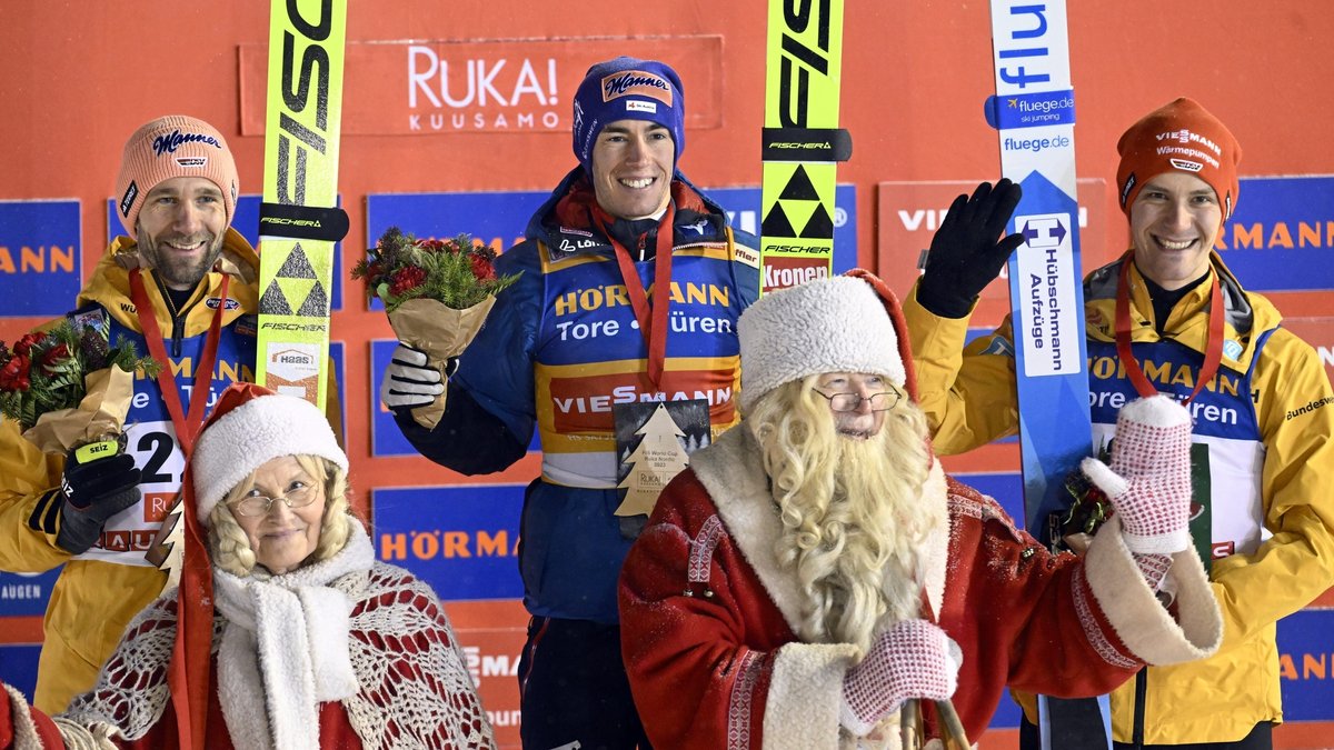 Pius Paschke, Stefan Kraft und Stephan Leyhe (v.l.n.r.) bei der Siegerehrung nach dem Skisprung-Weltcup in Ruka