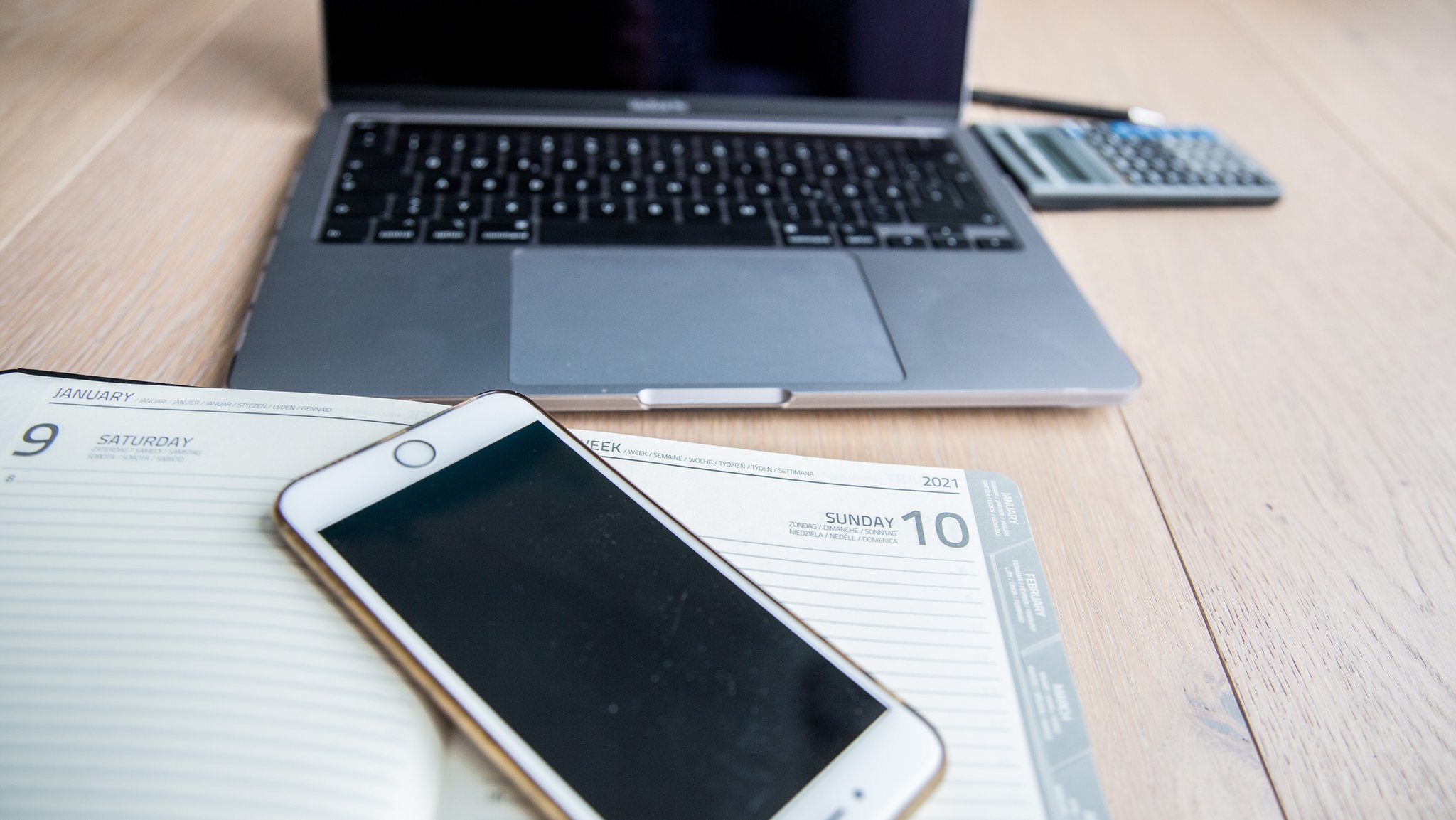 Homeoffice-Symbolbild: aufgeklappter Laptop, Kalender, Smartphone.