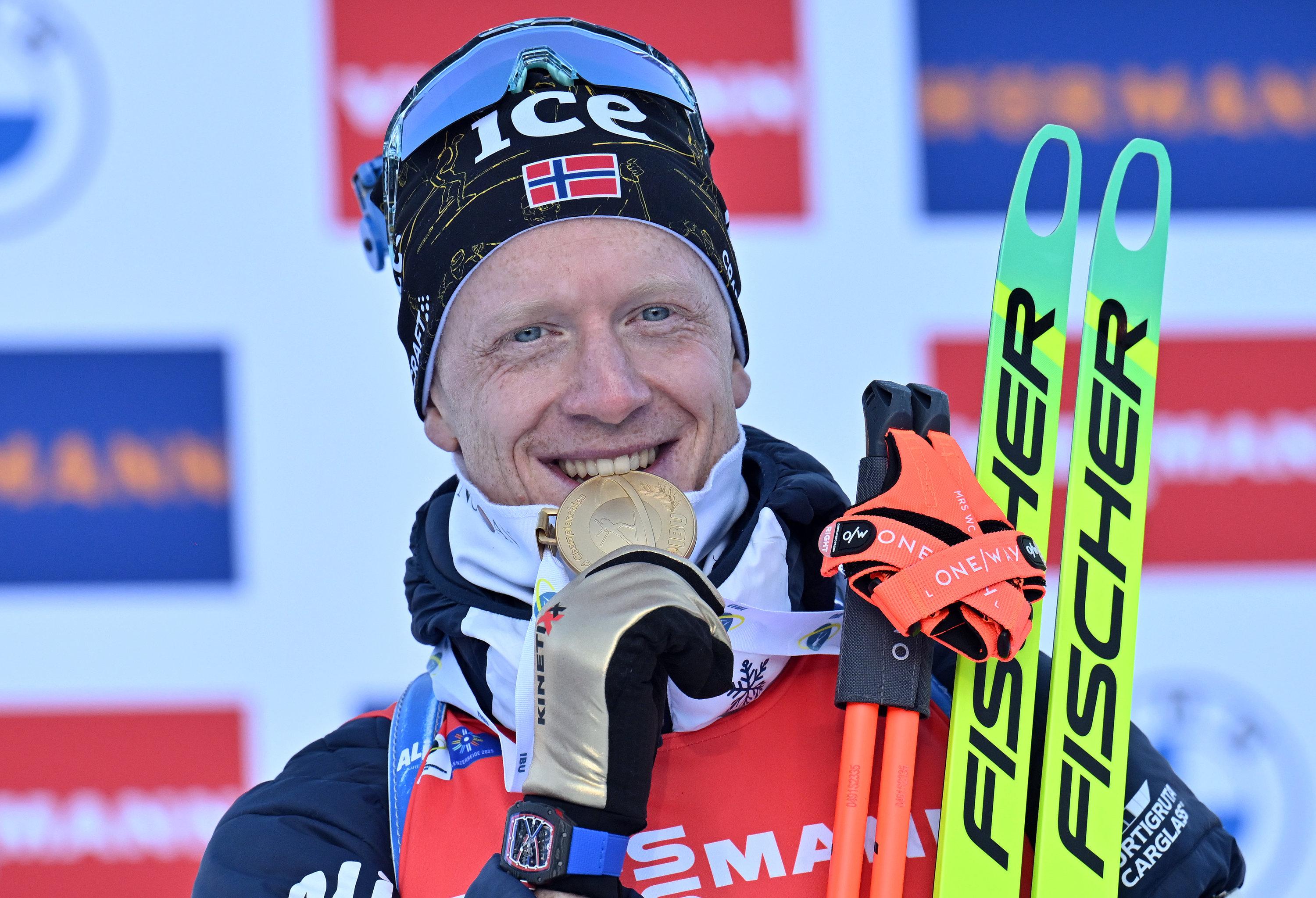 dpatopbilder - 15.02.2025, Schweiz, Lenzerheide: Biathlon Weltmeisterschaft, Sprint 10 km, Herren: Johannes Thingnes Bö aus Norwegen präsentiert seine Goldmedaille in der Roland Arena Lenzerheide. 