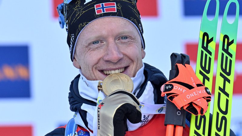 dpatopbilder - 15.02.2025, Schweiz, Lenzerheide: Biathlon Weltmeisterschaft, Sprint 10 km, Herren: Johannes Thingnes Bö aus Norwegen präsentiert seine Goldmedaille in der Roland Arena Lenzerheide. | Bild: dpa-Bildfunk/Martin Schutt dpatopbilder - 15.02.2025, Schweiz, Lenzerheide: Biathlon Weltmeisterschaft, Sprint 10 km, Herren: Johannes Thingnes Bö aus Norwegen präsentiert seine Goldmedaille in der Roland Arena Lenzerheide.