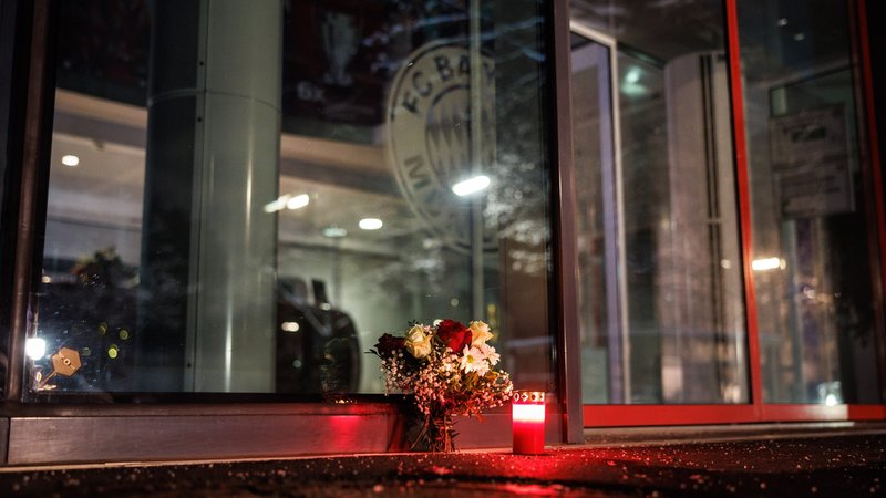 Gesteck für Franz Beckenbauer am Vereinsgelände des FC Bayern München | Bild: picture-alliance/dpa Gesteck für Franz Beckenbauer am Vereinsgelände des FC Bayern München