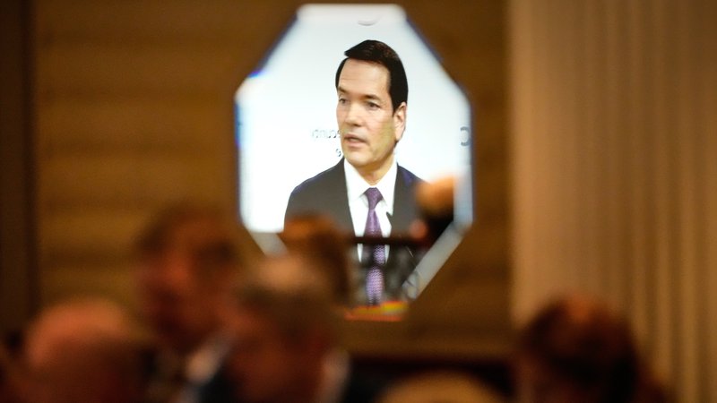 Spiegelbild von US-Außenminister Marco Rubio während seiner Rede am 14.2.26 auf der Münchner Sicherheitskonferenz | Bild: pa/AP/Alex Brandon Spiegelbild von US-Außenminister Marco Rubio während seiner Rede am 14.2.26 auf der Münchner Sicherheitskonferenz