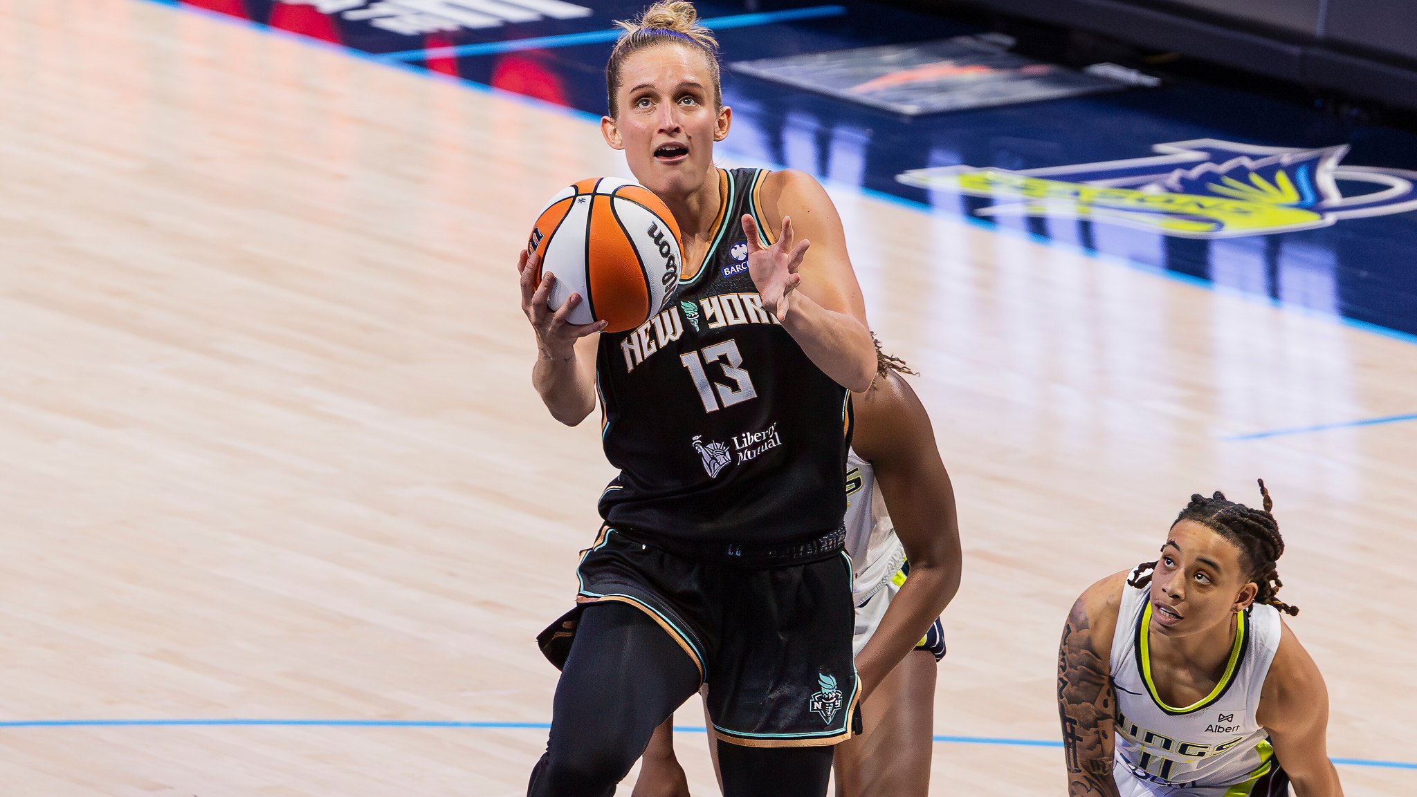 Leonie Fiebich in der WNBA am Ball