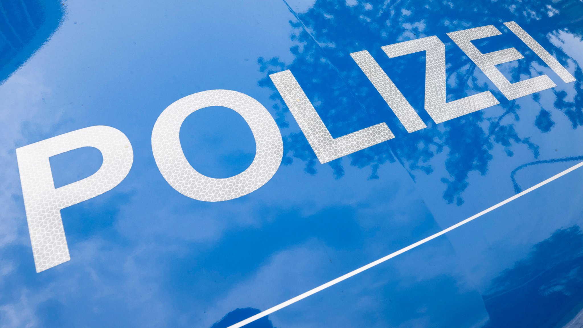 Motorhaube mit Aufschrift Polizei (Symbolbild)