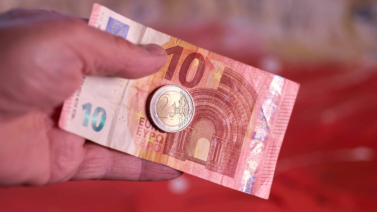 Der gesetzliche Mindestlohn stieg zum 1. Oktober 2022 auf zwölf Euro brutto je Stunde 
