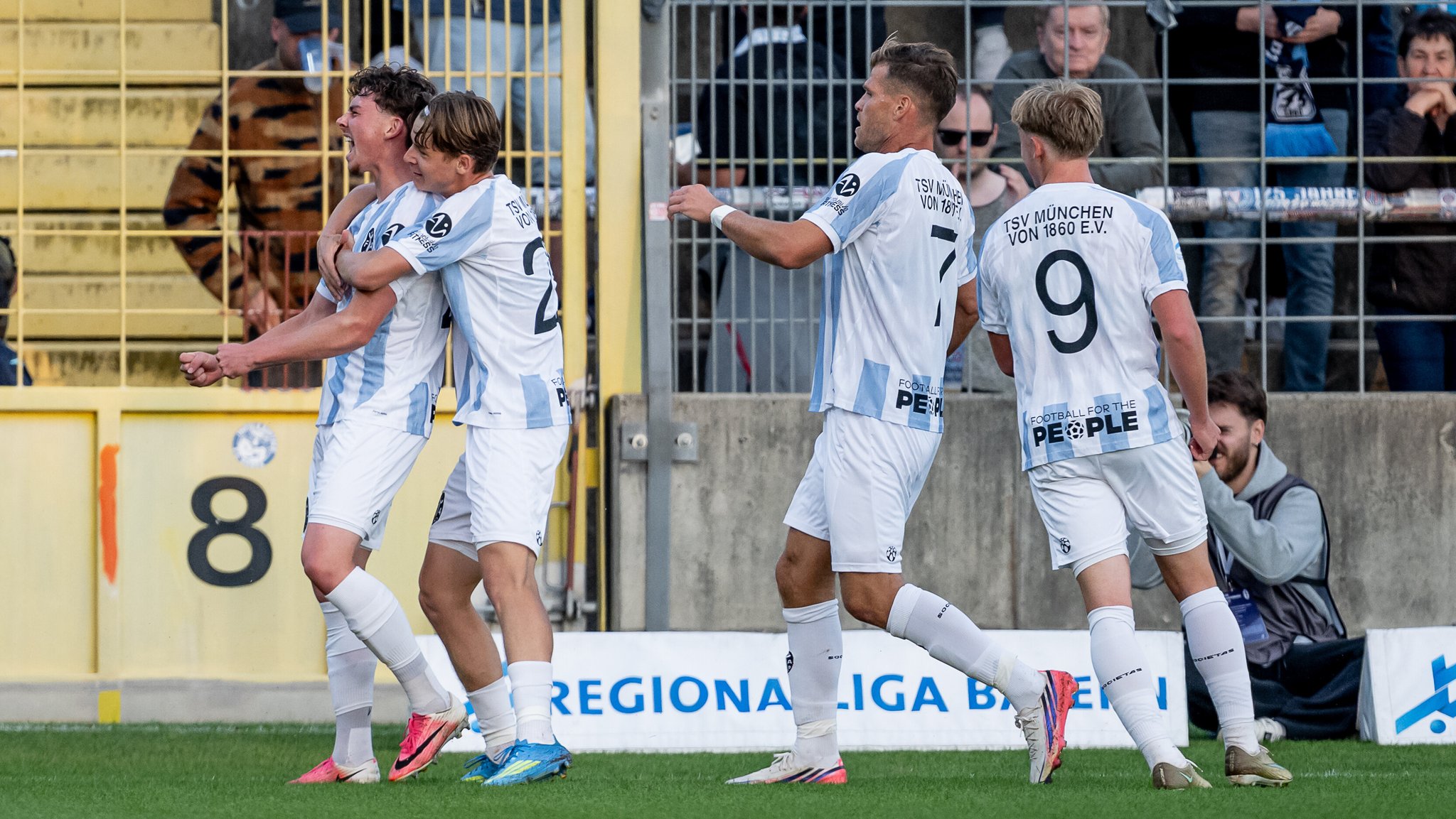 Torjubel zum 1:0, Lance Fiedler vom TSV 1860 München | Bild: picture alliance / HMB Media | Heike Feiner Torjubel zum 1:0, Lance Fiedler vom TSV 1860 München