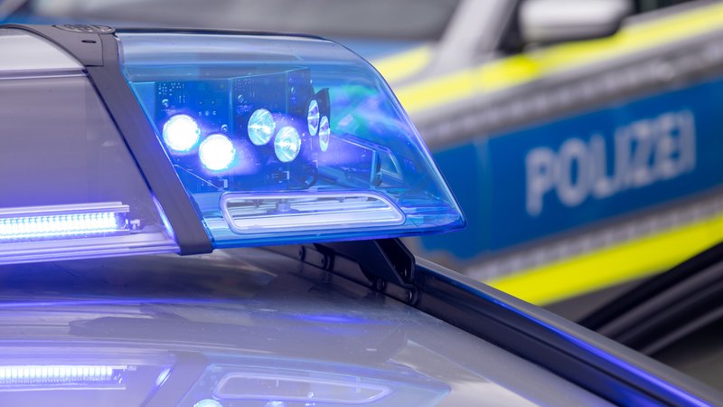 Blaulicht auf dem Dach eines Einsatzfahrzeugs (Symbolbild) | Bild: dpa-Bildfunk/Daniel Karmann Blaulicht auf dem Dach eines Einsatzfahrzeugs (Symbolbild)
