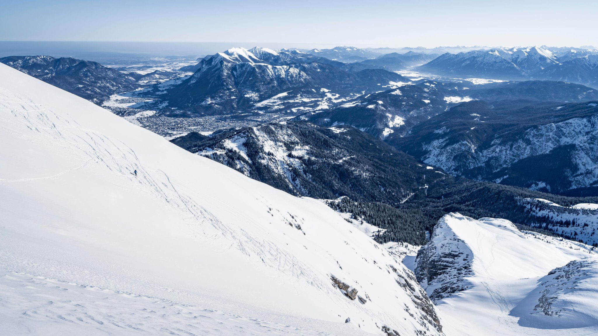 Osthang der Alpspitze im Schnee.