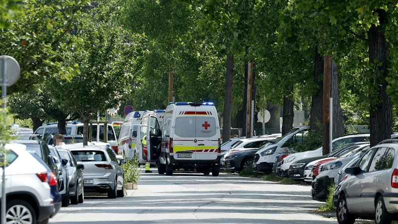 Polizei-Großeinsatz in einer Grazer Schule in der österreichischen Steiermark, in welcher es zu einem mutmaßlichen Schusswaffenangriff gekommen sein soll. | Bild: picture alliance/ERWIN SCHERIAU/APA/picturedesk.com Polizei-Großeinsatz in einer Grazer Schule in der österreichischen Steiermark, in welcher es zu einem mutmaßlichen Schusswaffenangriff gekommen sein soll.