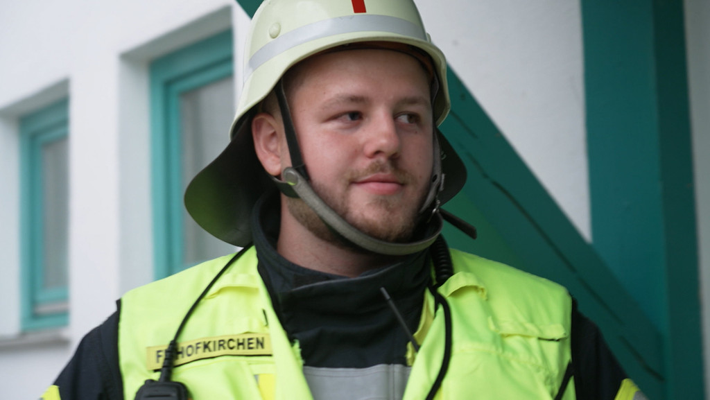 Julian Binder ist 22 Jahre alt, aber er trägt bereits ein verantwortungsvolles Amt. Seit dem 1. Mai dieses Jahres ist er der Kommandant der Freiwilligen Feuerwehr Hofkirchen im Landkreis Passau. Damit ist er Bayerns jüngster Feuerwehr-Kommandant.