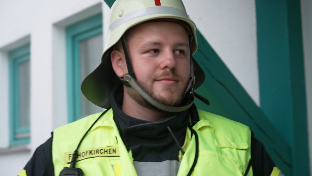 Julian Binder ist 22 Jahre alt, aber er trägt bereits ein verantwortungsvolles Amt. Seit dem 1. Mai dieses Jahres ist er der Kommandant der Freiwilligen Feuerwehr Hofkirchen im Landkreis Passau. Damit ist er Bayerns jüngster Feuerwehr-Kommandant. | Bild: BR Julian Binder ist 22 Jahre alt, aber er trägt bereits ein verantwortungsvolles Amt. Seit dem 1. Mai dieses Jahres ist er der Kommandant der Freiwilligen Feuerwehr Hofkirchen im Landkreis Passau. Damit ist er Bayerns jüngster Feuerwehr-Kommandant.
