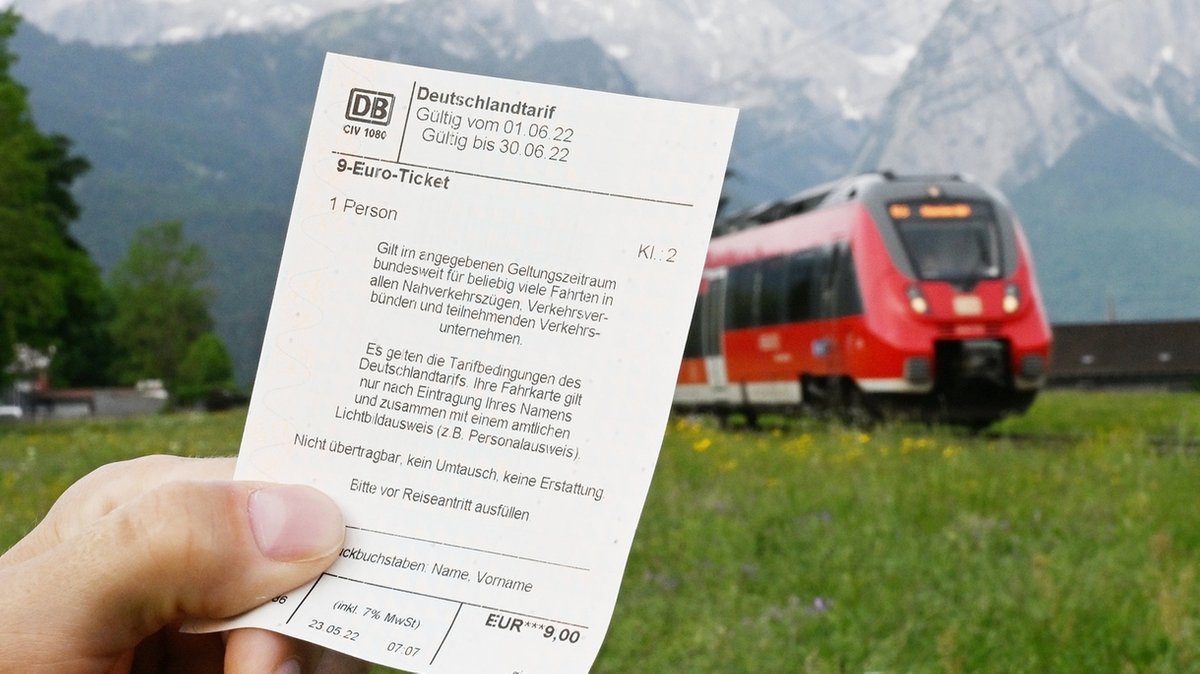 Studie zu 9-Euro-Ticket: "Teure und ineffiziente Maßnahme"