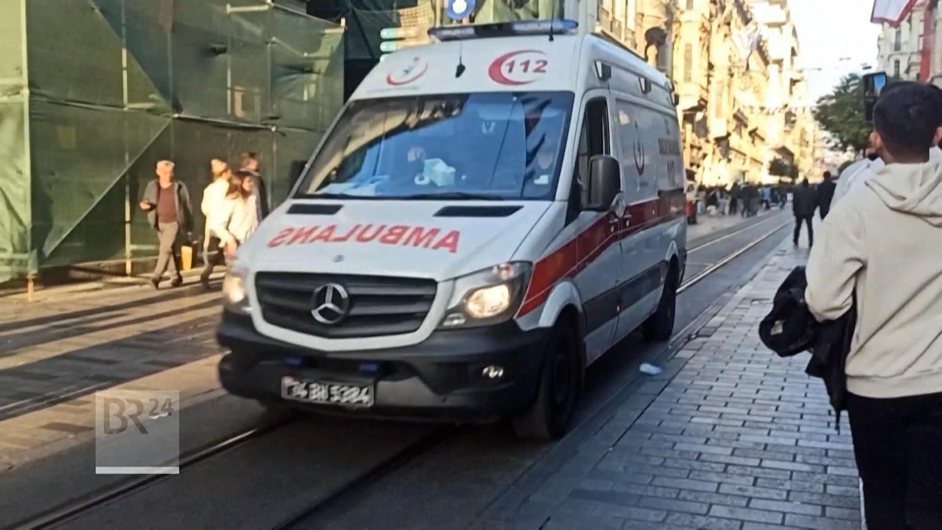 Mitten in einer belebten Straße Istanbuls hat es heute Nachmittag eine Explosion gegeben. 