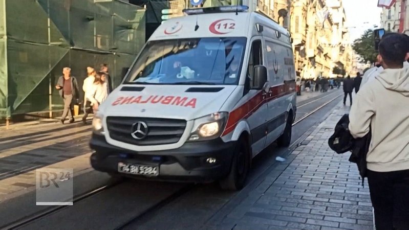 Mitten in einer belebten Straße Istanbuls hat es heute Nachmittag eine Explosion gegeben. 