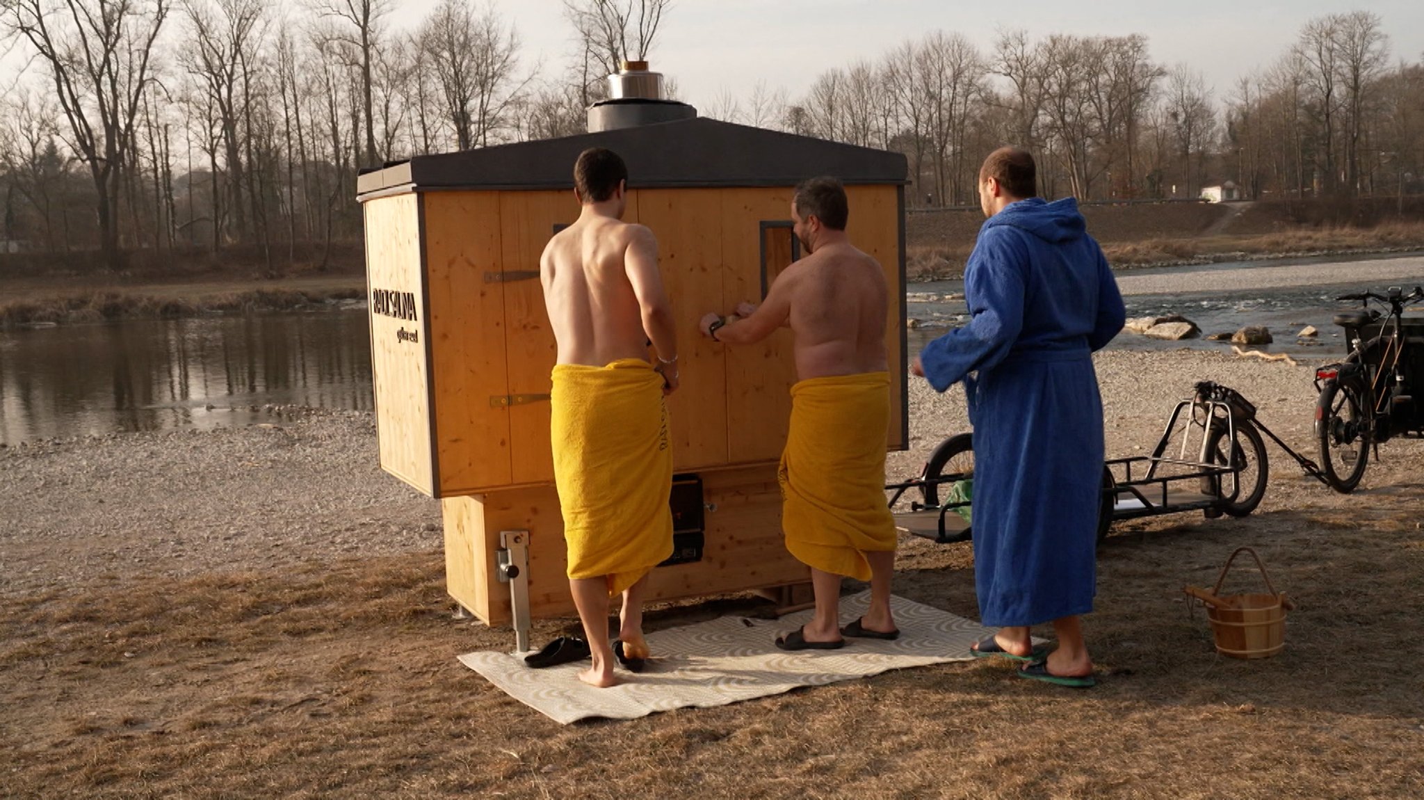 Drei Männer vor der Radlsauna.