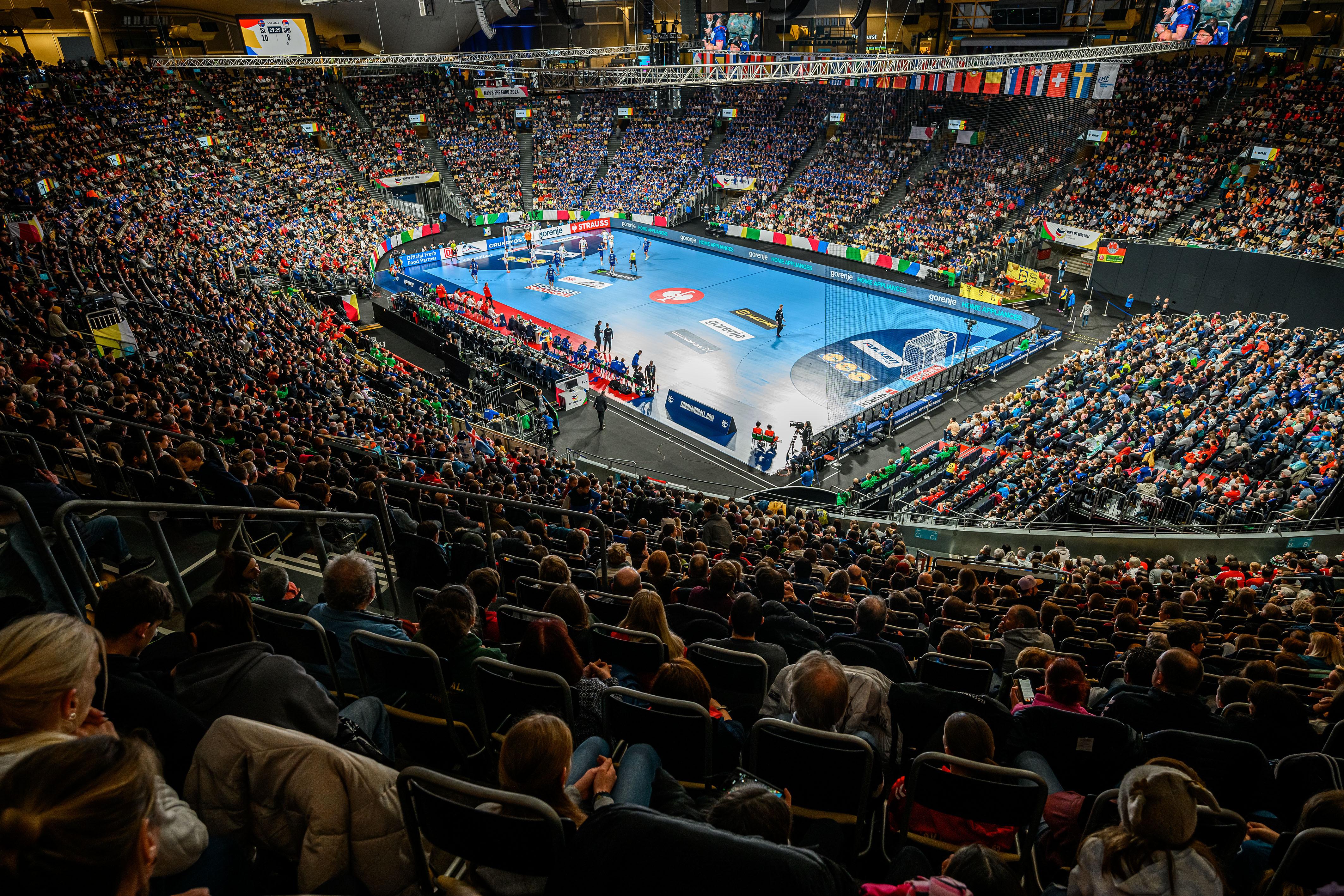 Die volle Olympiahalle in München bei der Handball-EM