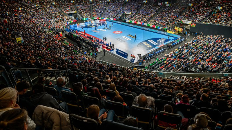 Die volle Olympiahalle in München bei der Handball-EM | Bild: picture alliance/dpa | Marco Wolf Die volle Olympiahalle in München bei der Handball-EM