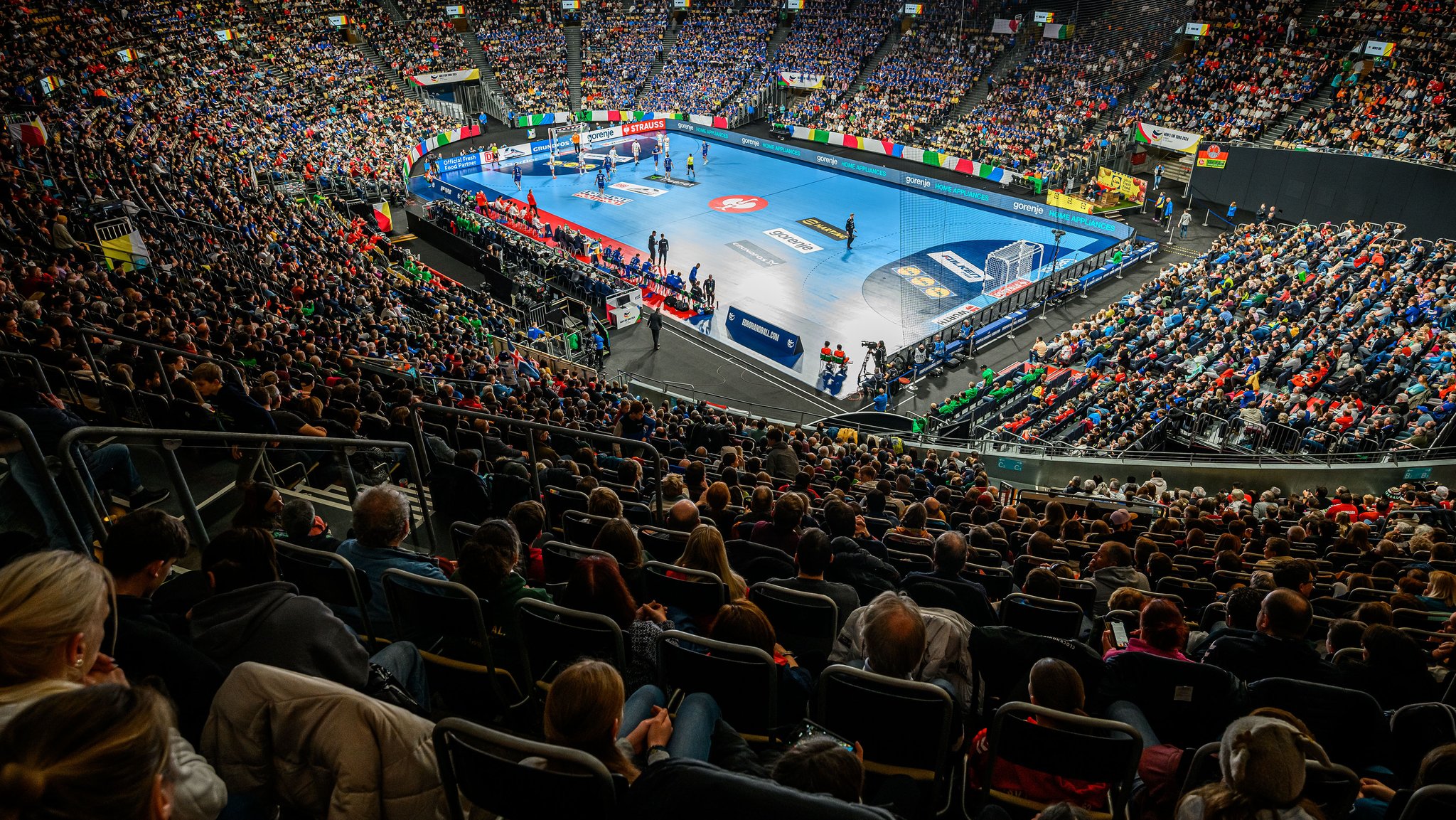 Die volle Olympiahalle in München bei der Handball-EM